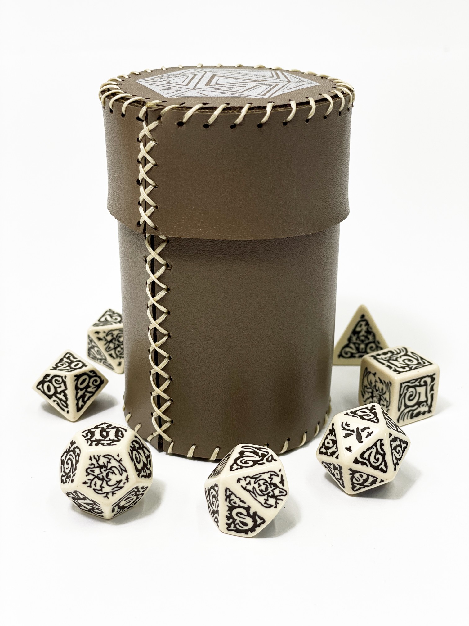 Стакан для кубиков D20 коричневый Dice Cup, бренду Планета Игр - 4 - KUBIX 