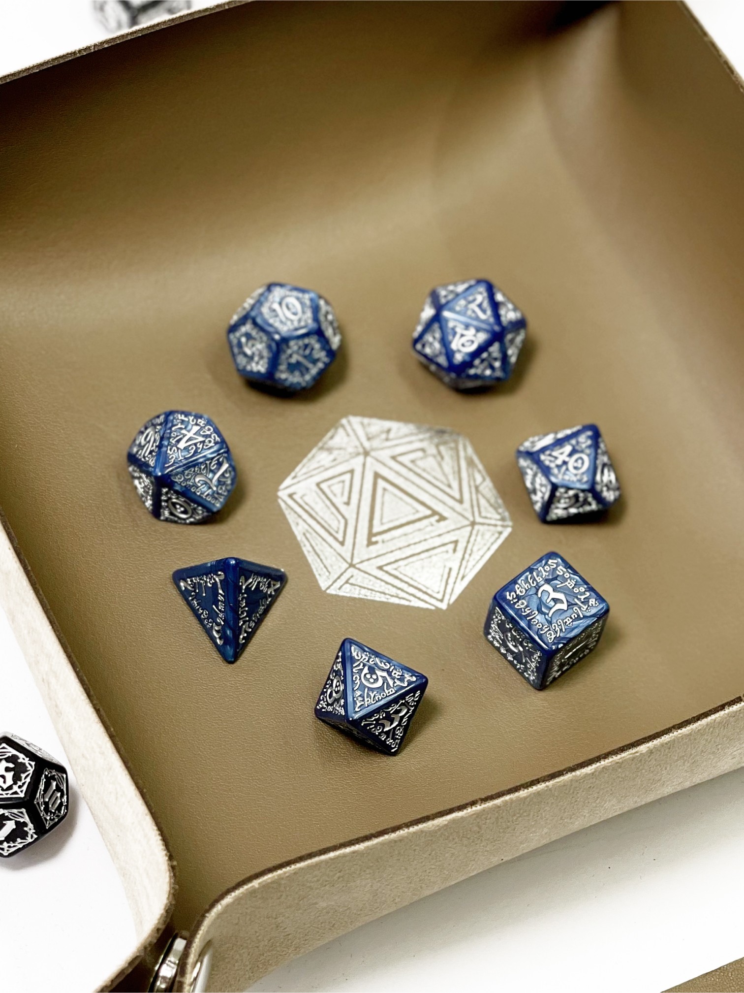 Лоток для кубиків D20 коричневий Dice Tray, бренду Планета Ігор - 9 - KUBIX 