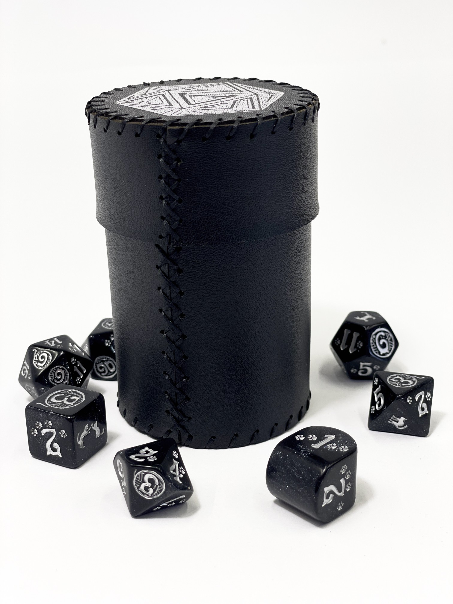 Стакан для кубиков D20 черный Dice Cup, бренду Планета Игр - 3 - KUBIX 