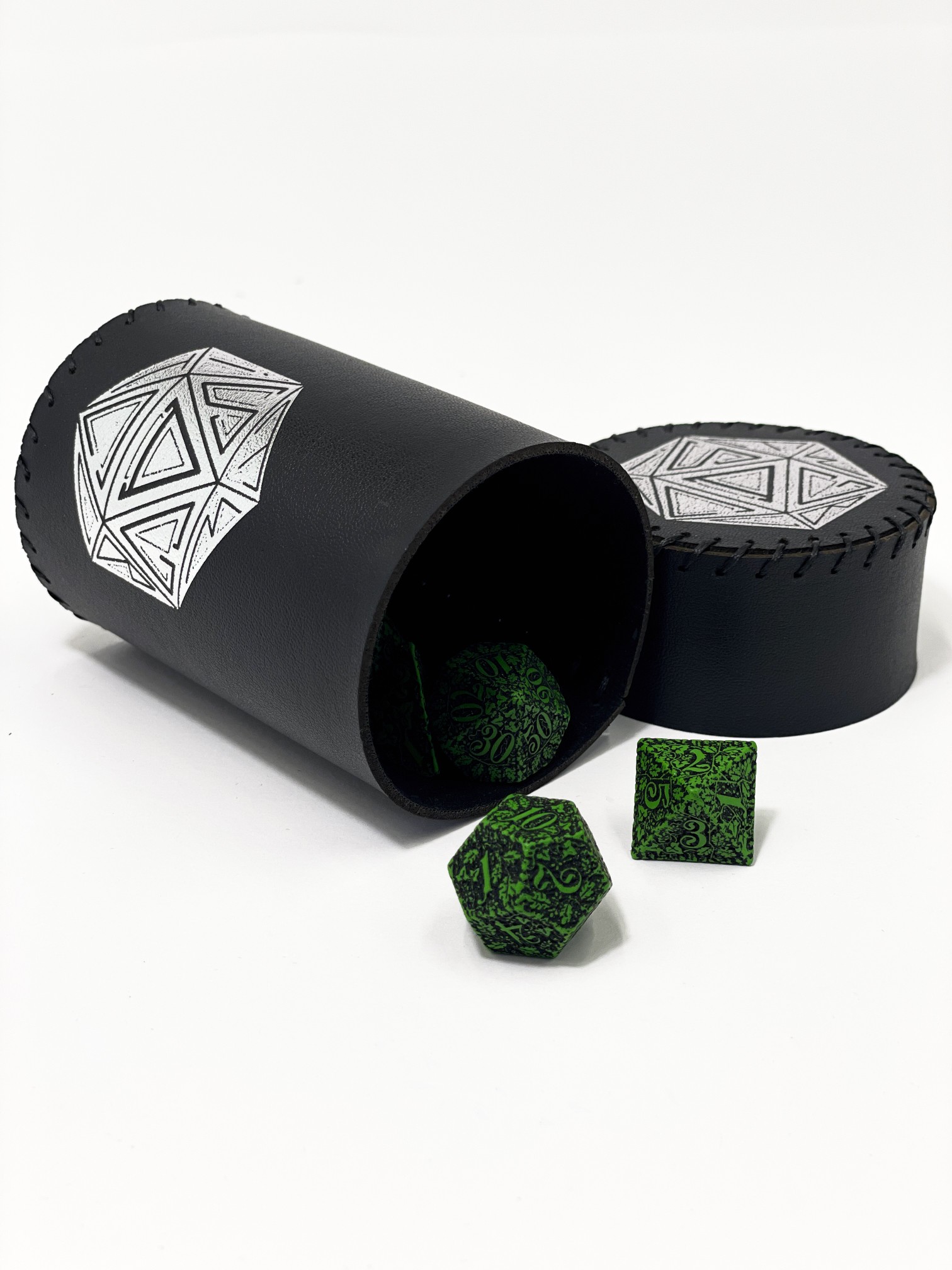 Стакан для кубиков D20 черный Dice Cup, бренду Планета Игр - 6 - KUBIX 