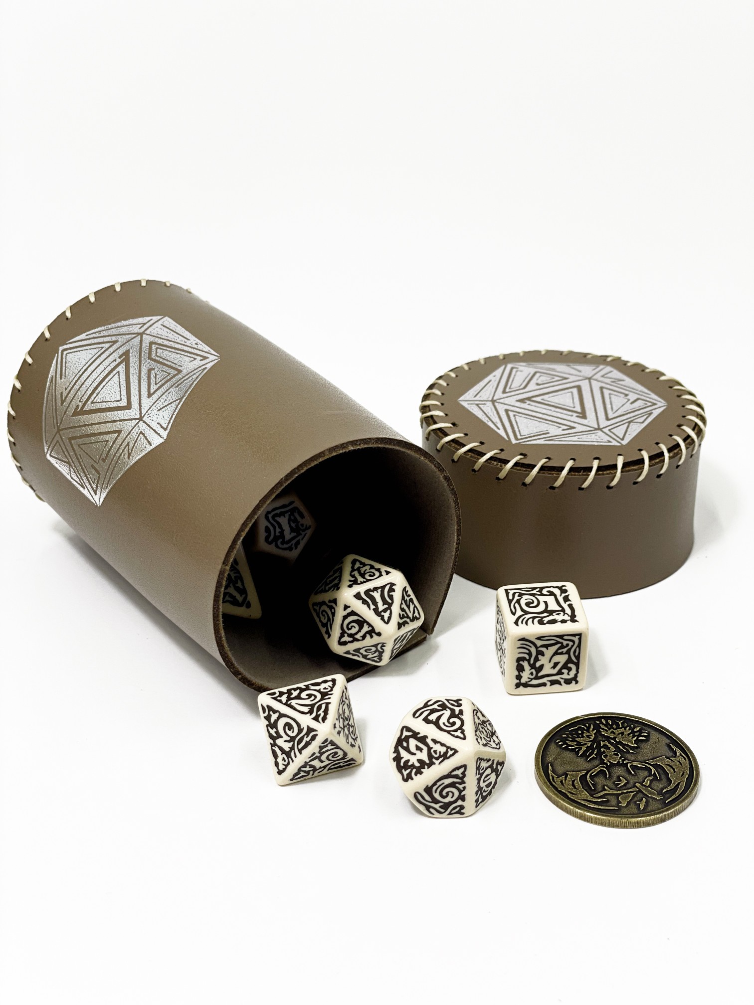 Стакан для кубиков D20 коричневый Dice Cup, бренду Планета Игр - 7 - KUBIX 