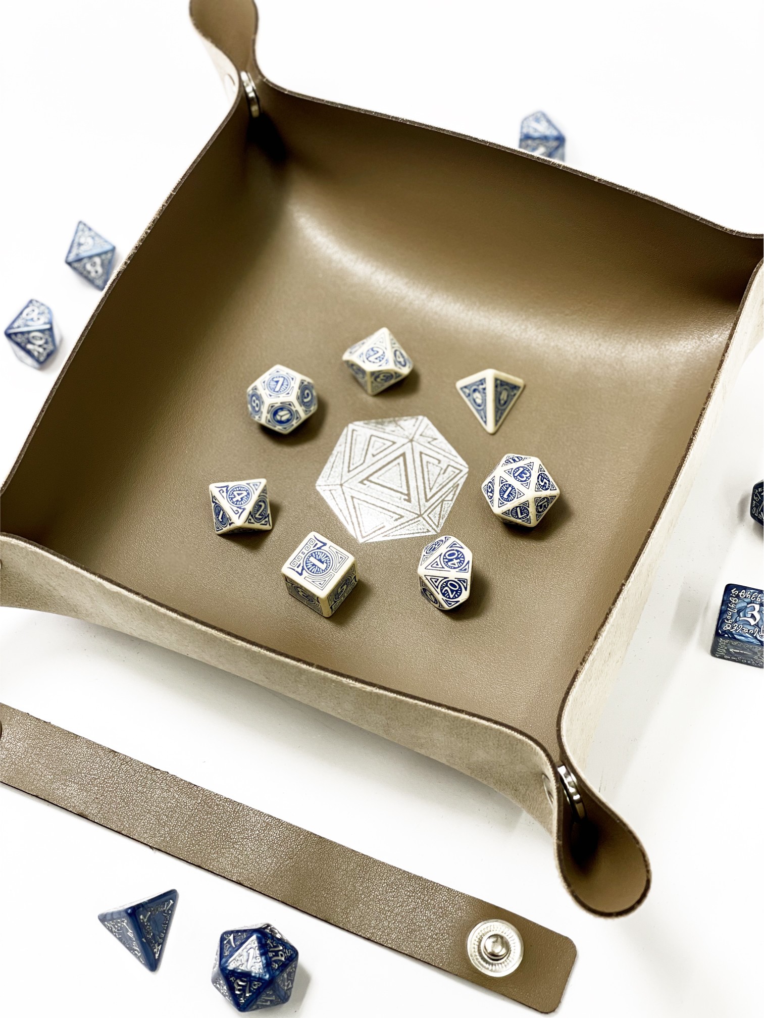 Лоток для кубиків D20 коричневий Dice Tray, бренду Планета Ігор - 4 - KUBIX 