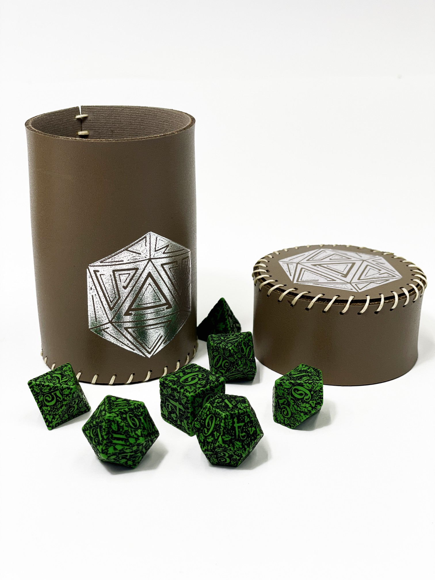 Стакан для кубиков D20 коричневый Dice Cup, бренду Планета Игр - 8 - KUBIX 