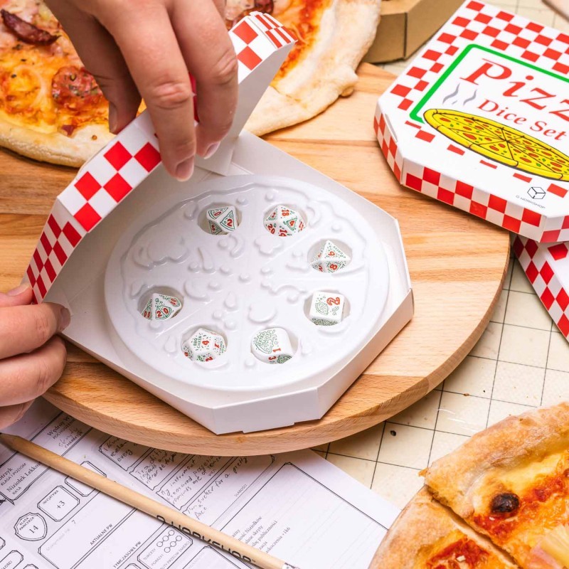 Набор кубиков Pizza Modern Dice Set: Pepperoni (7), бренду Q-Workshop - 8 - KUBIX 