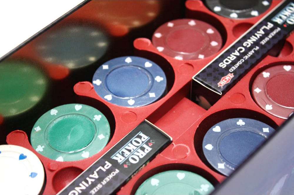 Настольная игра Техасский Холдем. Набор для игры в покер в жестяной коробке, бренду Tactic, для 2-12 гравців, час гри < 30мин. - 3 - KUBIX 