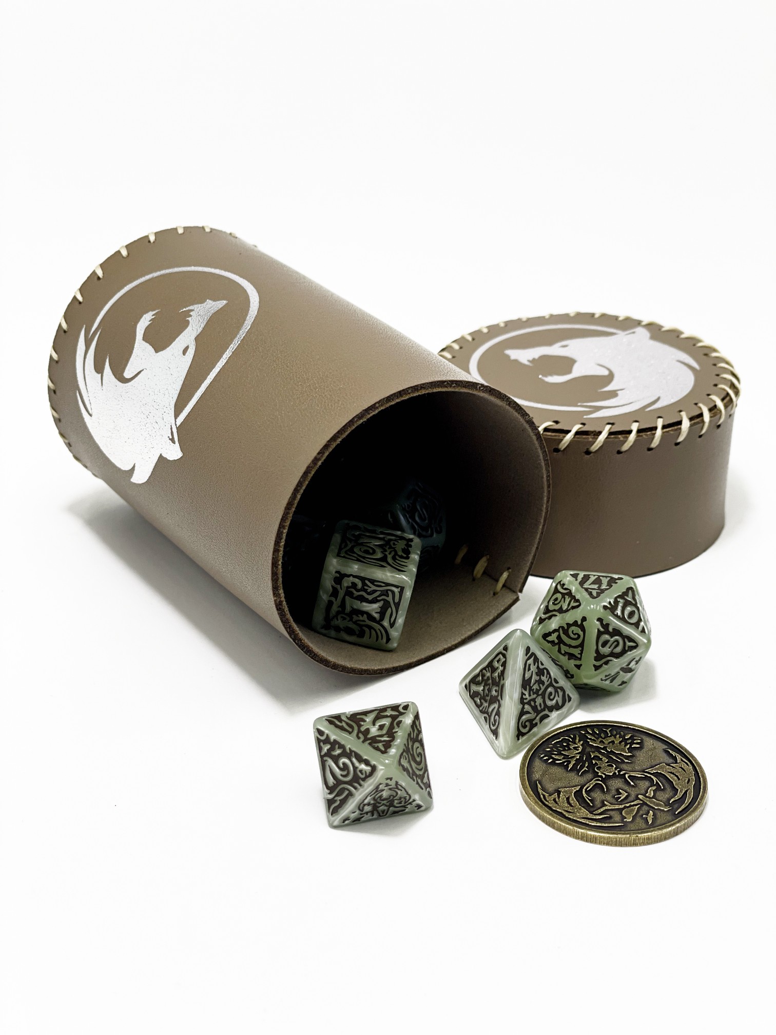 Стакан для кубиков Волк коричневый Dice Cup, бренду Планета Игр - 4 - KUBIX 