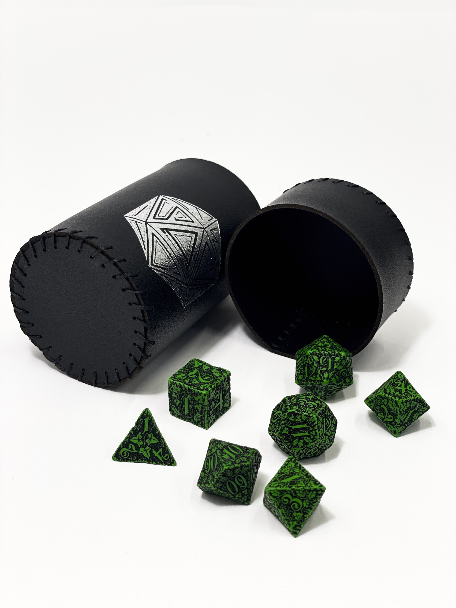 Стакан для кубиков D20 черный Dice Cup, бренду Планета Игр - 7 - KUBIX 