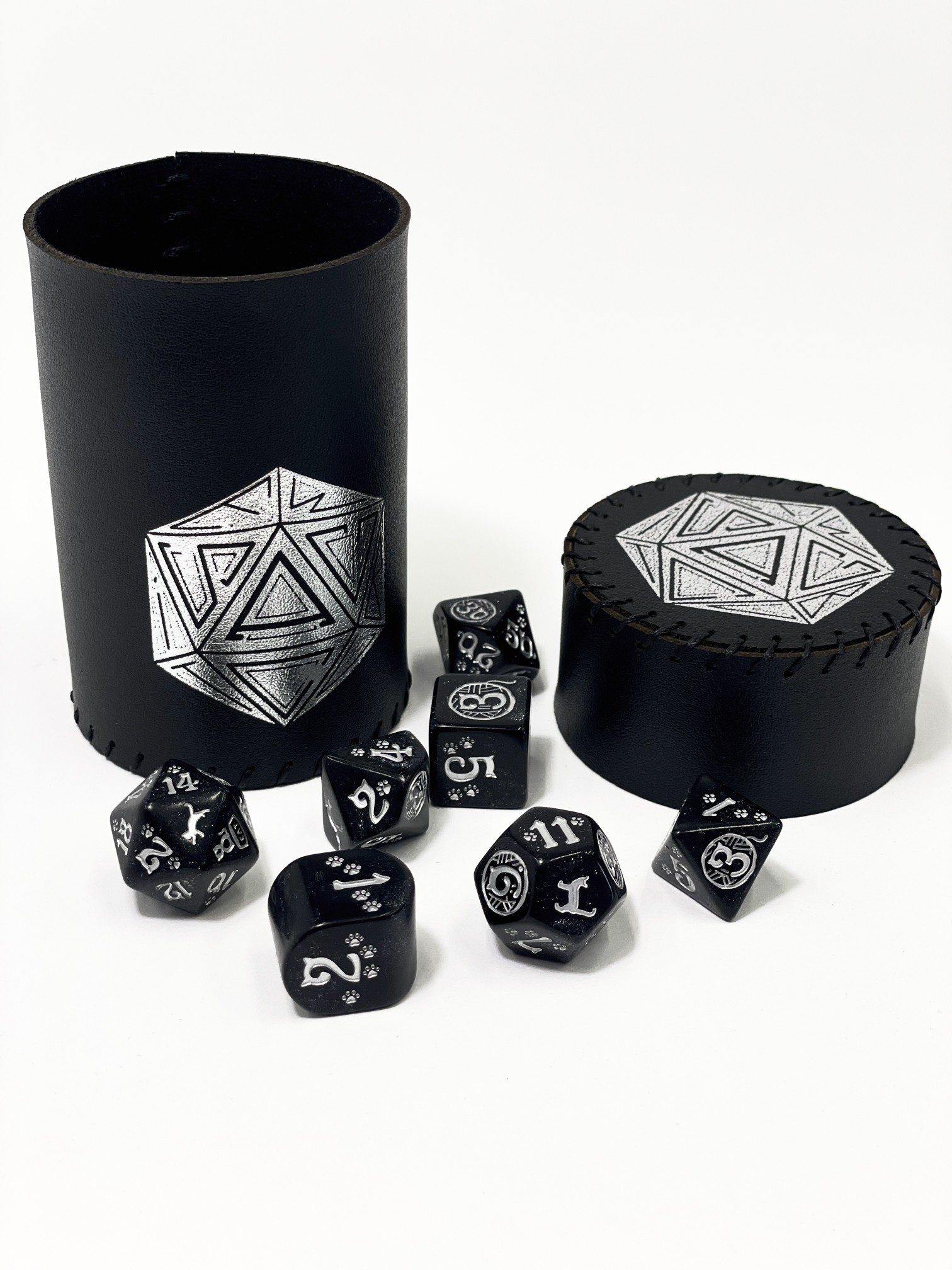 Стакан для кубиків D20 чорний Dice Cup, бренду Планета Ігор - 4 - KUBIX 