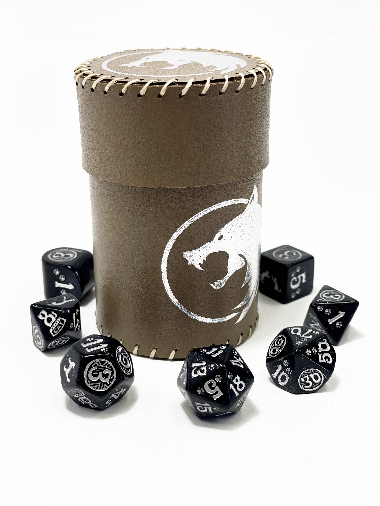 Стакан для кубиков Волк коричневый Dice Cup, бренду Планета Игр - 2 - KUBIX 