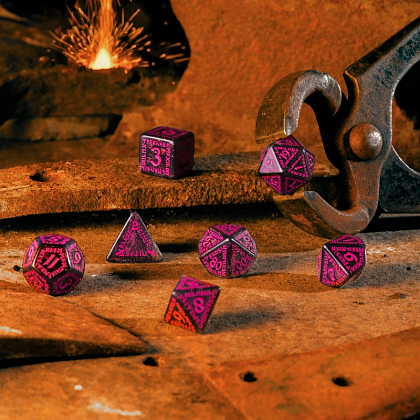 Набор кубиков Runic Shimmering black with magenta Dice Set, бренду Q-Workshop - 3 - KUBIX
