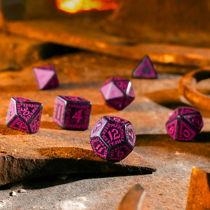 Набор кубиков Runic Shimmering black with magenta Dice Set, бренду Q-Workshop - 4 - KUBIX