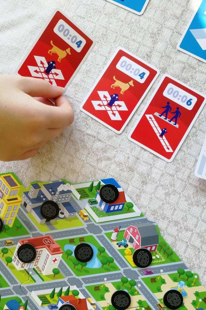 Настольная игра Школа шпионов (Find the Spy), бренду Tactic, для 2-4 гравців, час гри < 60мин. - 5 - KUBIX 