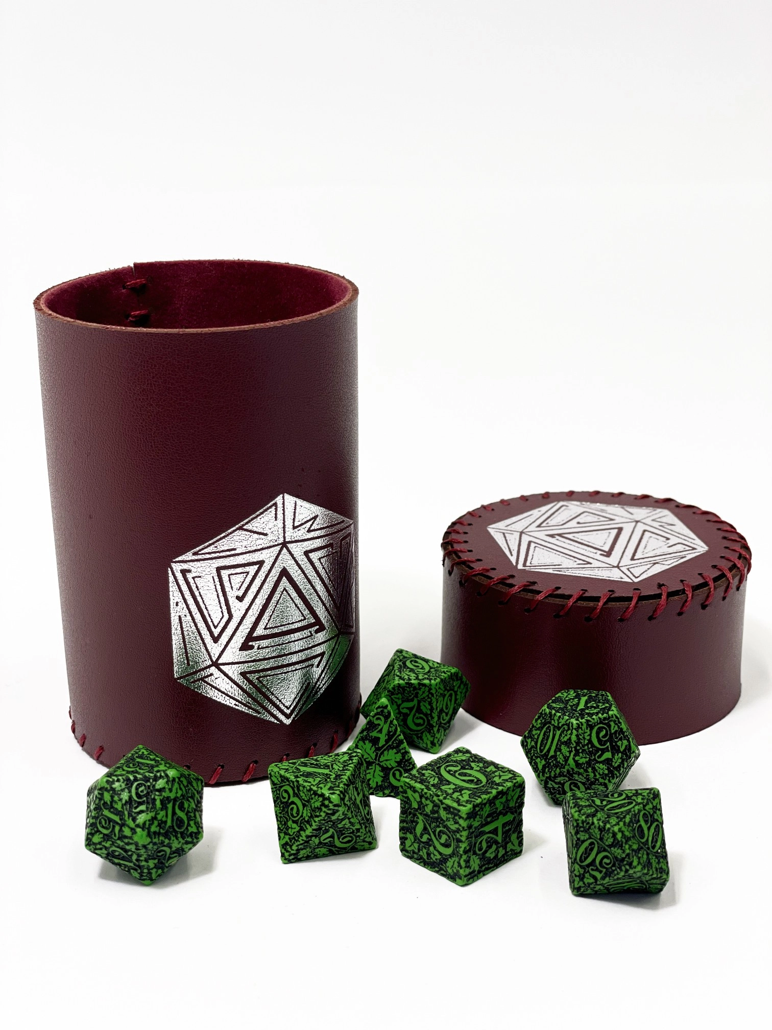 Стакан для кубиков D20 бордового цвета Dice Cup, бренду Планета Игр - 7 - KUBIX 