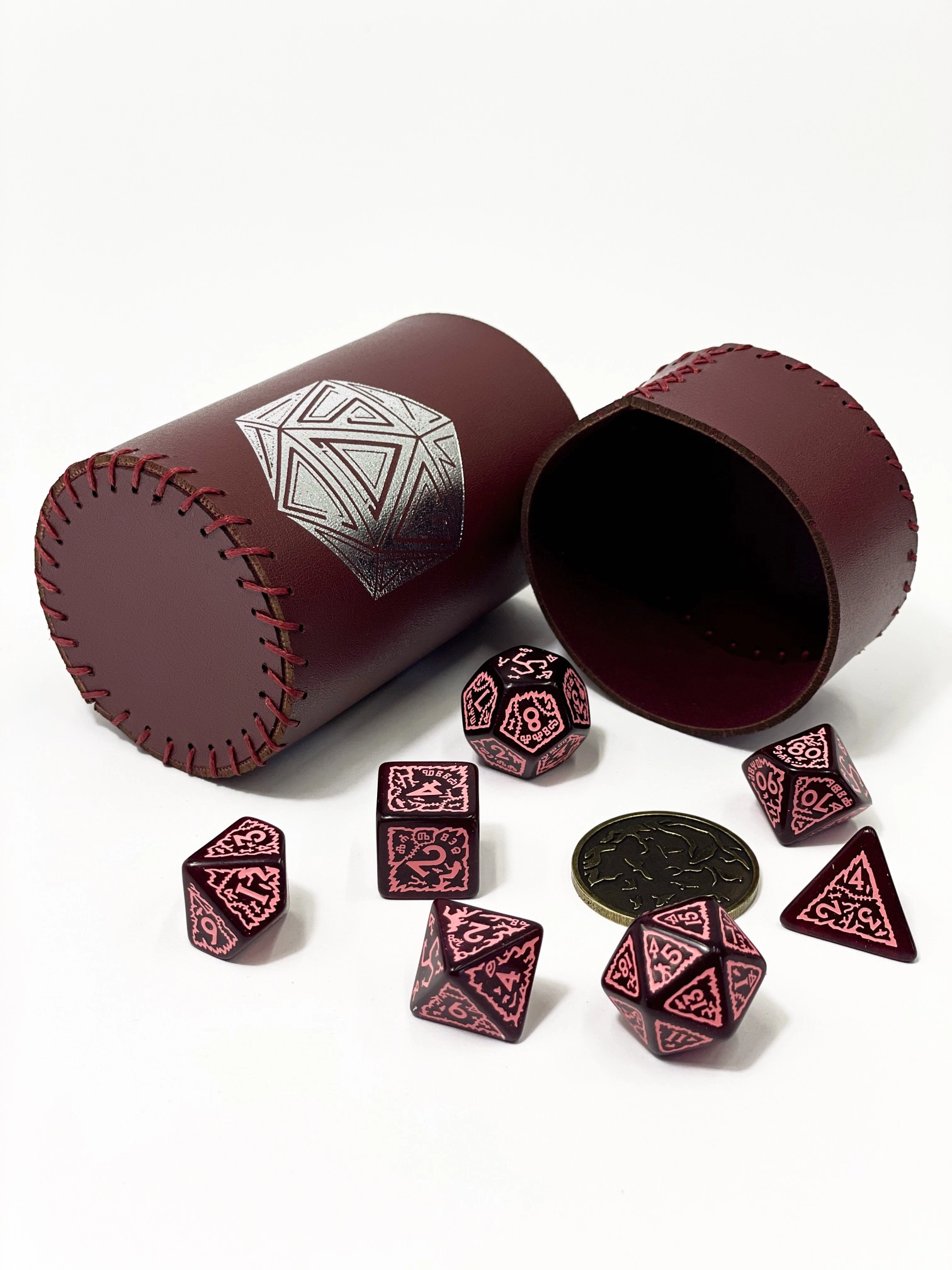 Стакан для кубиков D20 бордового цвета Dice Cup, бренду Планета Игр - 3 - KUBIX 