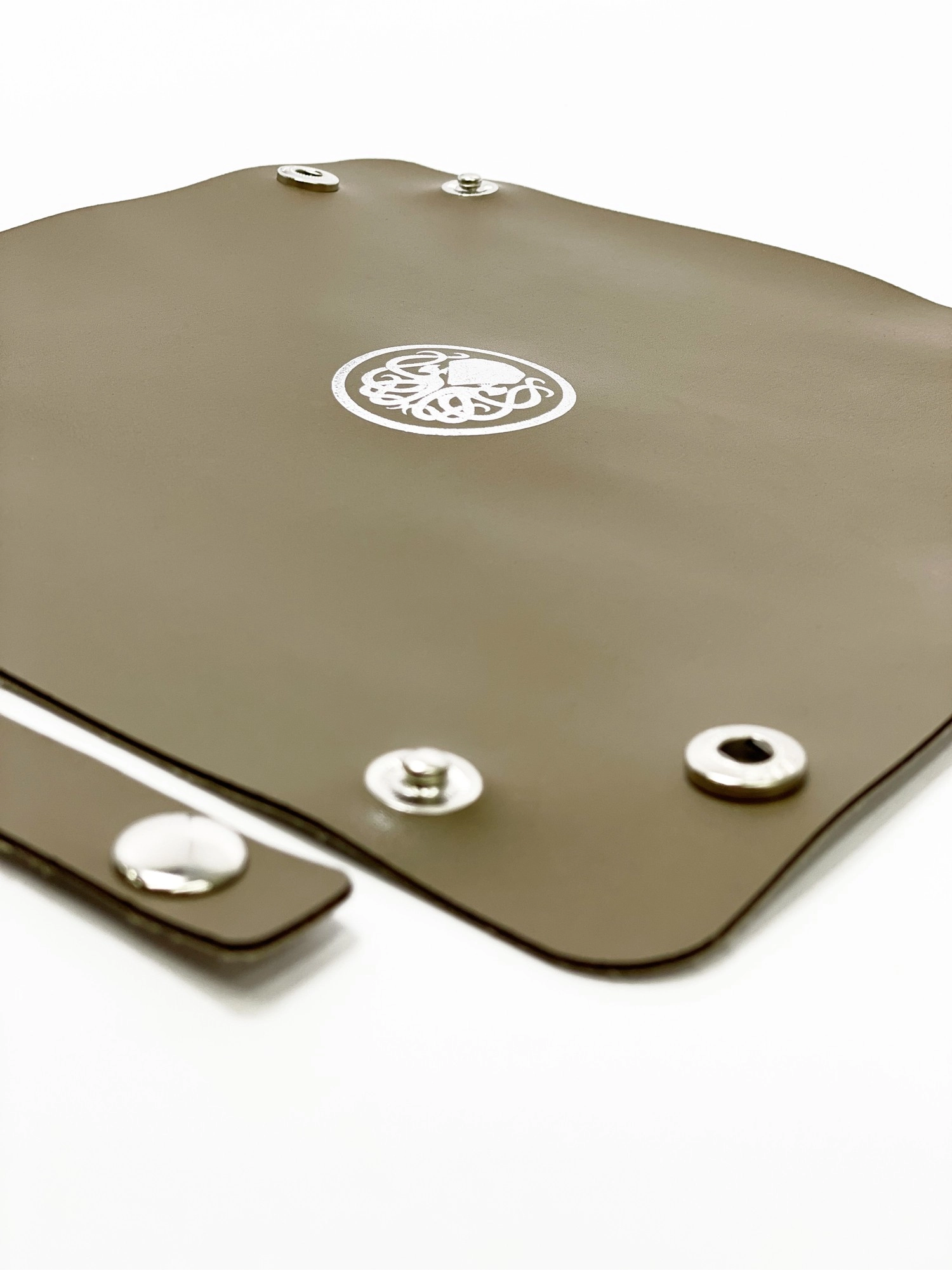 Лоток для кубиків Ктулху коричневий Dice Tray, бренду Планета Ігор - 7 - KUBIX 