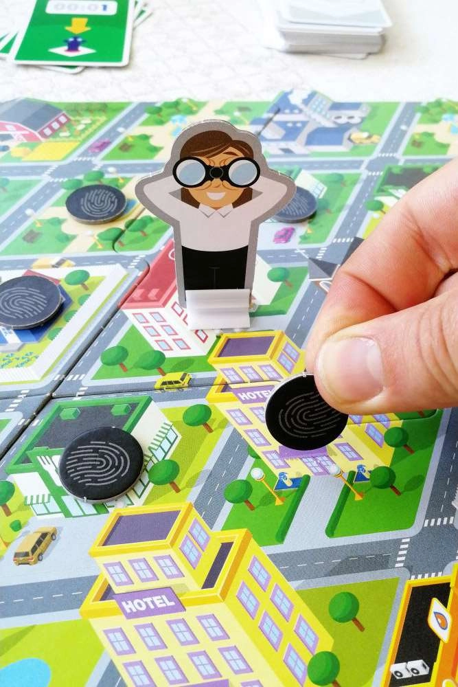 Настольная игра Школа шпионов (Find the Spy), бренду Tactic, для 2-4 гравців, час гри < 60мин. - 4 - KUBIX 