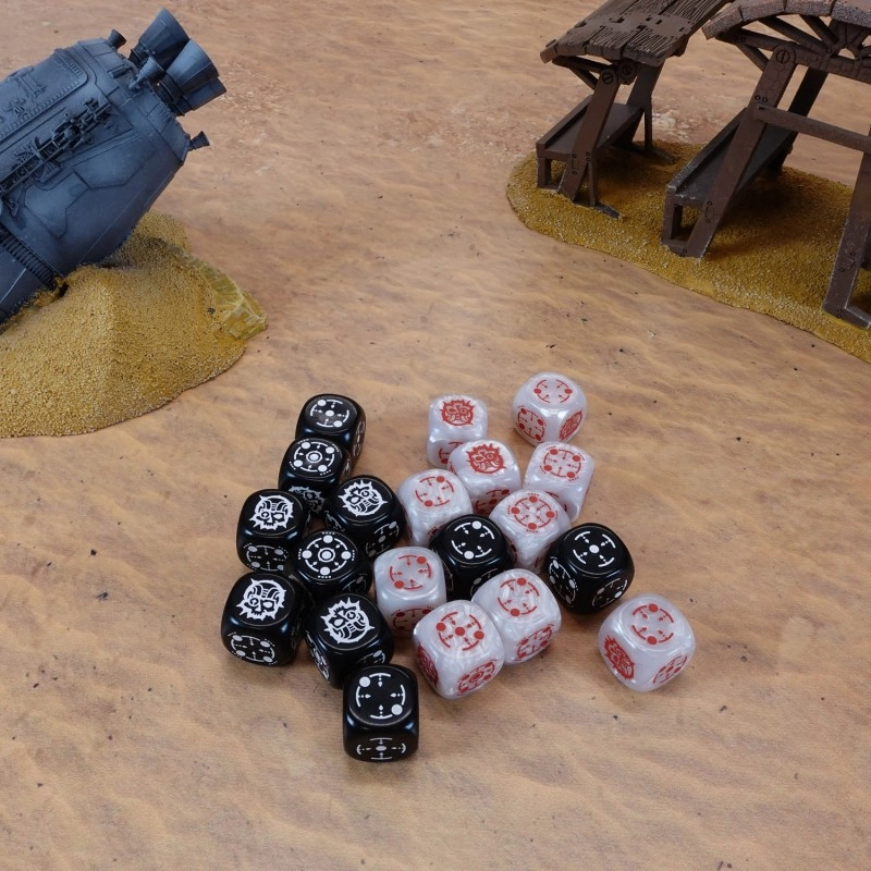Набор кубиков Crosshairs Compact D6: Black & Pearl Dice Set, бренду Q-Workshop - 4 - KUBIX 