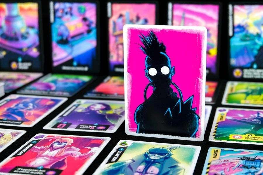 Настольная игра Radlands, бренду Geekach Games, для 2-2 гравців, час гри < 30мин. - 4 - KUBIX 
