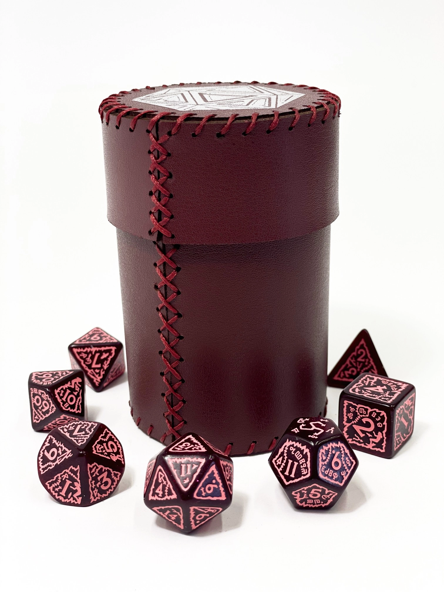 Стакан для кубиков D20 бордового цвета Dice Cup, бренду Планета Игр - 5 - KUBIX 
