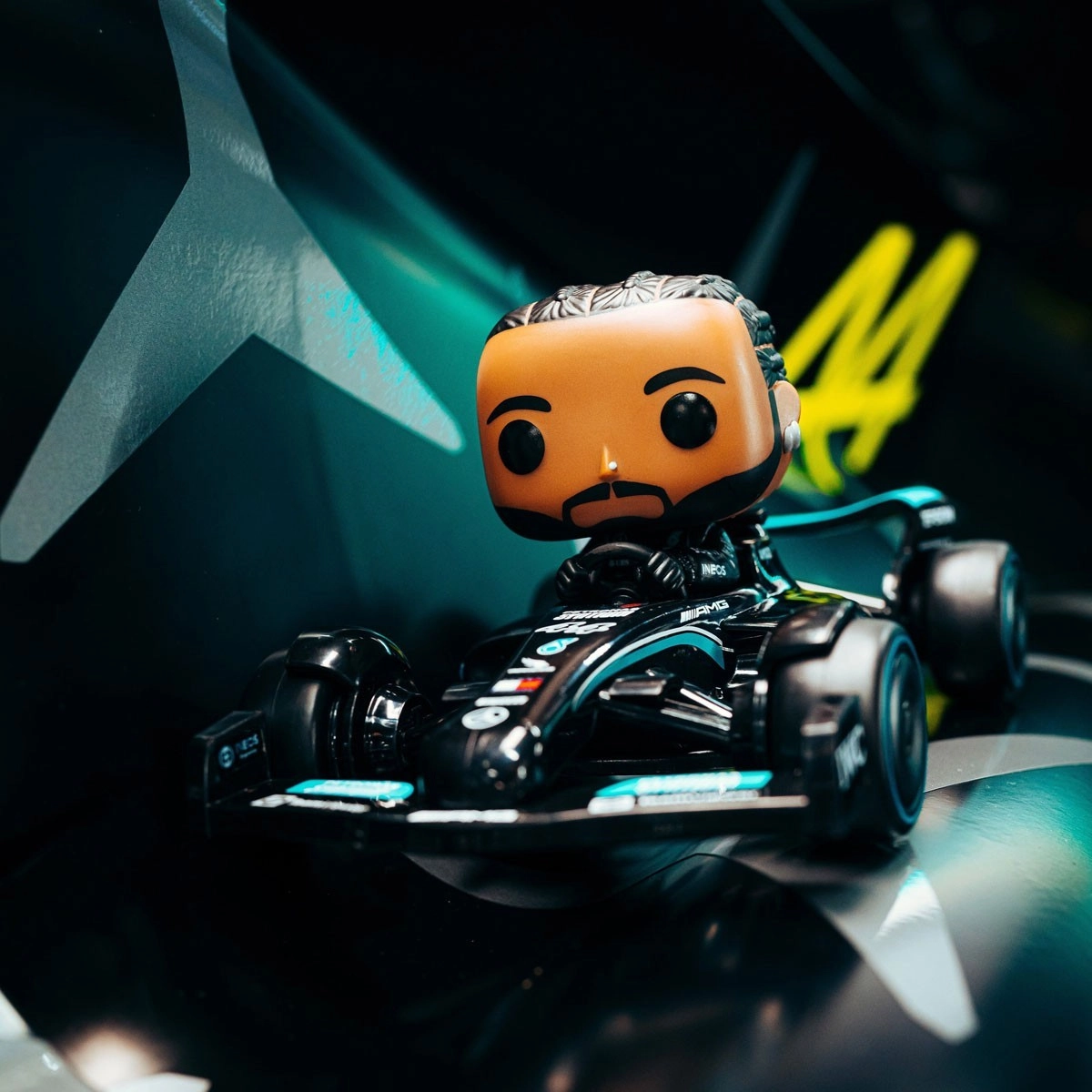 Игровая фигурка FUNKO POP! ЛЬЮИС ХЭМИЛТОН НА МАШИНЕ (Lewis Hamilton) Formula 1: #308, бренду Funko - 2 - KUBIX 