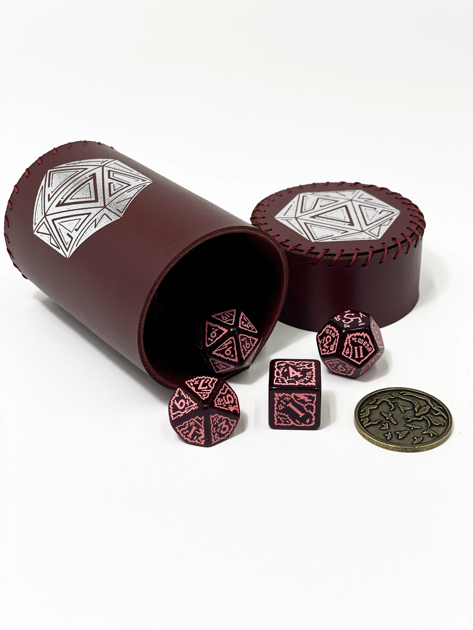Стакан для кубиков D20 бордового цвета Dice Cup, бренду Планета Игр - 4 - KUBIX 