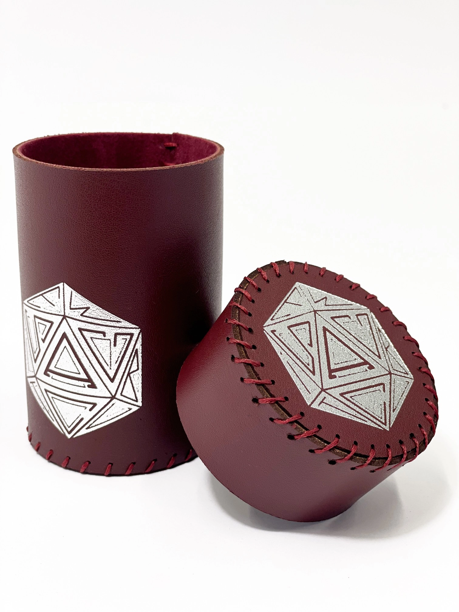 Стакан для кубиков D20 бордового цвета Dice Cup, бренду Планета Игр - 2 - KUBIX 