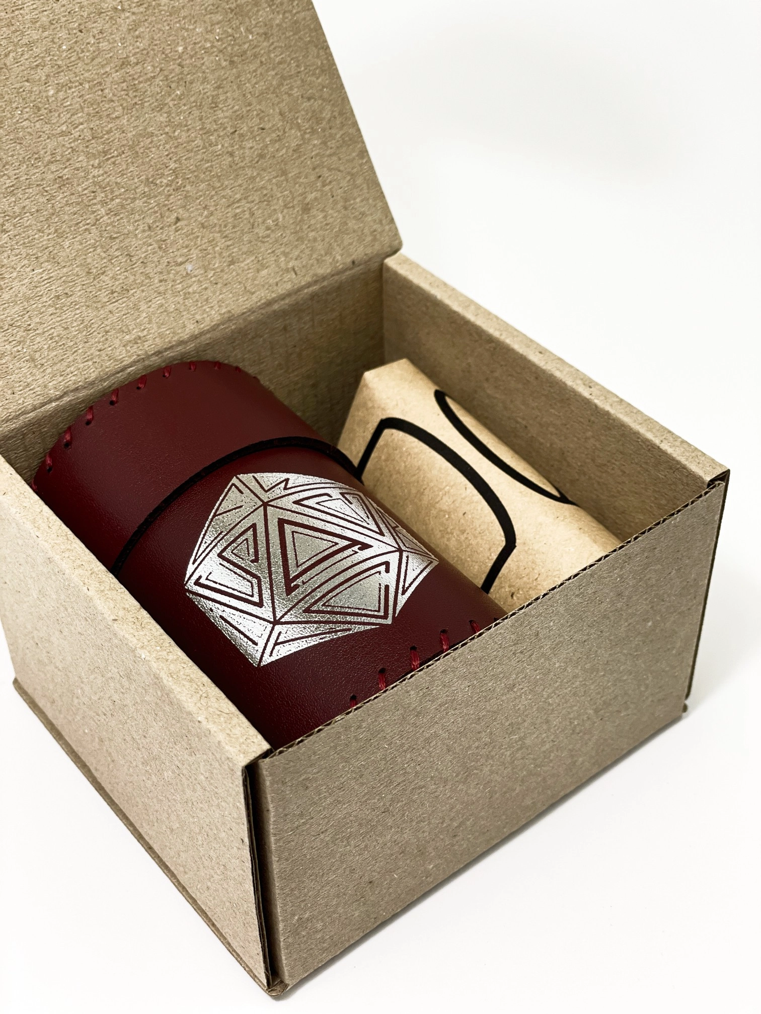 Стакан для кубиков D20 бордового цвета Dice Cup, бренду Планета Игр - KUBIX