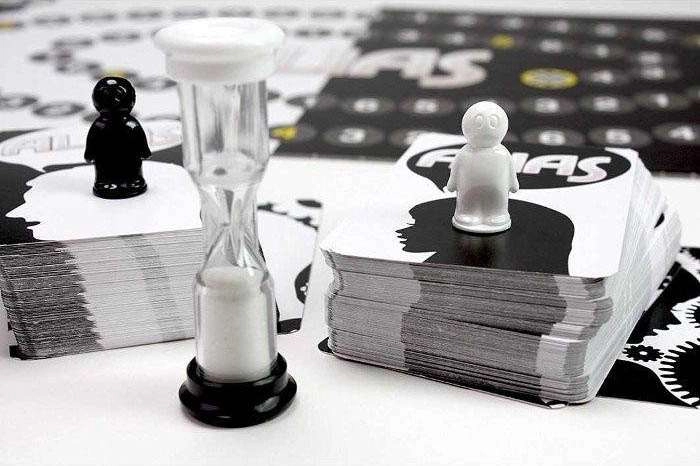 Настольная игра АЛИАС Мужчины против женщин (Alias: Women vs. Men) Элиас, бренду Tactic, для 4-12 гравців, час гри < 60мин. - 3 - KUBIX 