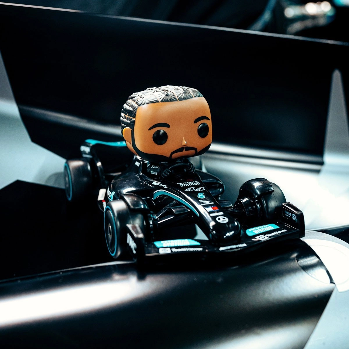 Игровая фигурка FUNKO POP! ЛЬЮИС ХЭМИЛТОН НА МАШИНЕ (Lewis Hamilton) Formula 1: #308, бренду Funko - 3 - KUBIX 