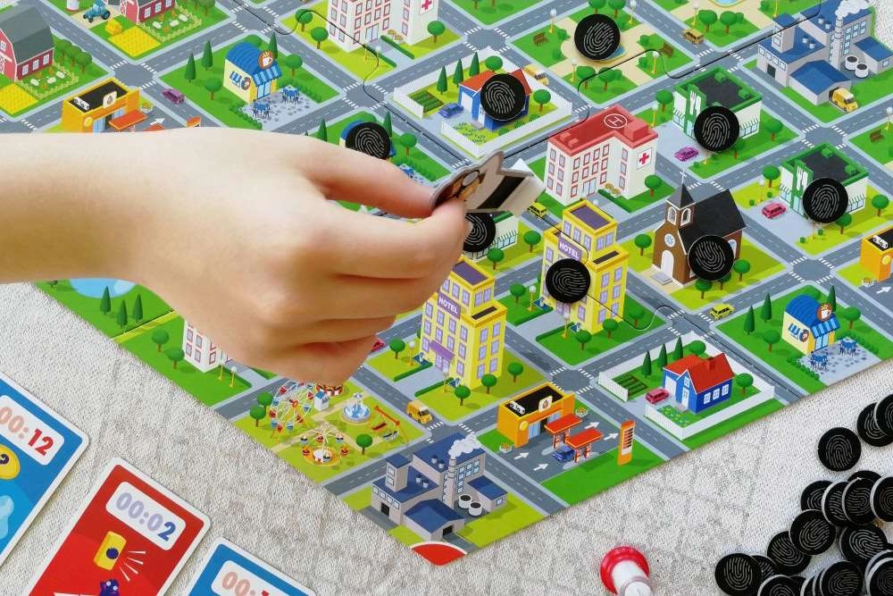 Настольная игра Школа шпионов (Find the Spy), бренду Tactic, для 2-4 гравців, час гри < 60мин. - 6 - KUBIX 