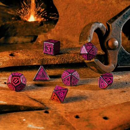 Набор кубиков Runic Shimmering black with magenta Dice Set, бренду Q-Workshop - 3 - KUBIX