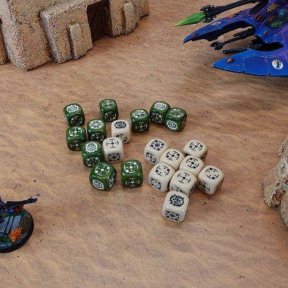Набор кубиков Crosshairs Compact D6: Бежевый и Оливковый набор кубиков - 2 - KUBIX