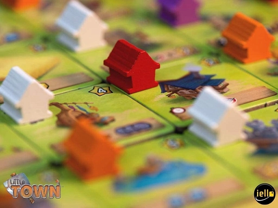 Настольная игра Little Town (Маленький город) (EN), бренду Iello, для 2-4 гравців, час гри < 30мин. - 5 - KUBIX