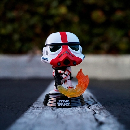Ігрова фігурка FUNKO POP! ШТУРМОВИК З ВОГНЕМЕТОМ (Incinerator Stormtrooper) Star Wars: Mandalorian #350, бренду Funko - 4 - KUBIX