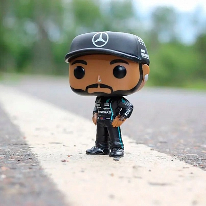 Ігрова фігурка FUNKO POP! ЛЬЮЇС ГАМІЛЬТОН (Lewis Hamilton) AMG: #01, бренду Funko - 4 - KUBIX